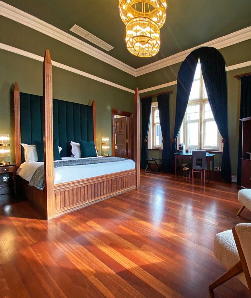 Luxurious Suite Rajah of Sarawak in Swansea